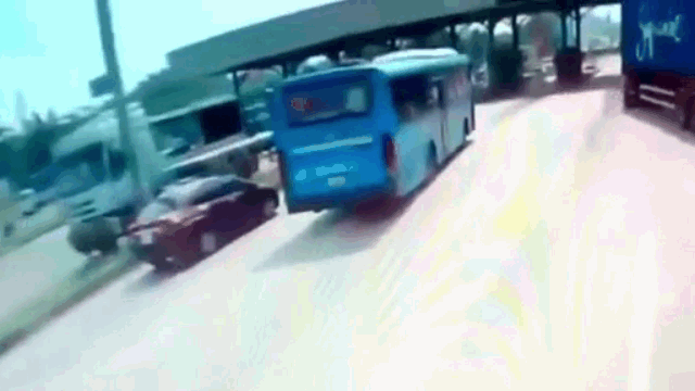 Video: Va chạm với xe buýt, ô tô con lật ngửa ở trạm thu phí