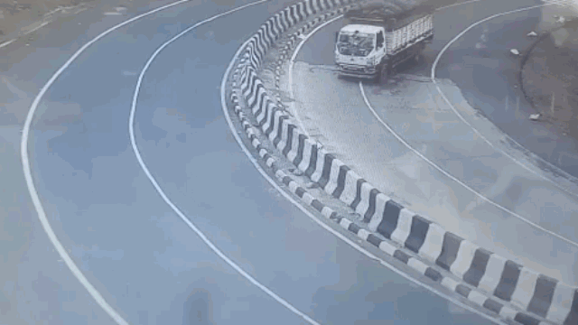 Video: Đâm trúng dải phân cách khi vào cua, tài xế văng khỏi xe tải