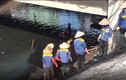 Dân đổ ra xem công nhân ngâm mình dưới sông Tô Lịch đen xì giữa trưa nắng