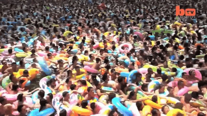Video: Công viên nước đông nghịt người đến tắm trong đợt nắng nóng đầu tiên