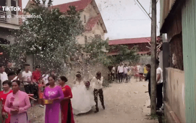 Video: Công an vào cuộc vụ đốt pháo nổ "tung trời" trong tiệc cưới ở Hà Nội