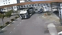Video: Chiều cao vượt chuẩn, xe cẩu kéo sập cầu vượt