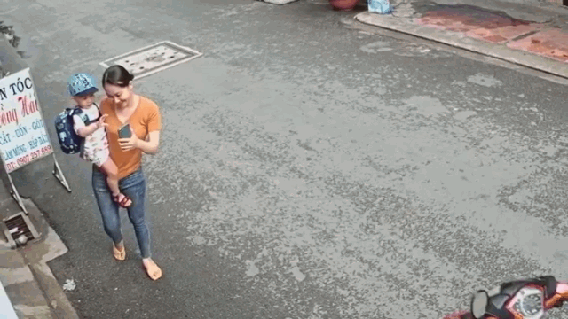 Video: Xe ôm công nghệ nhanh như chớp giật điện thoại của mẹ bế con