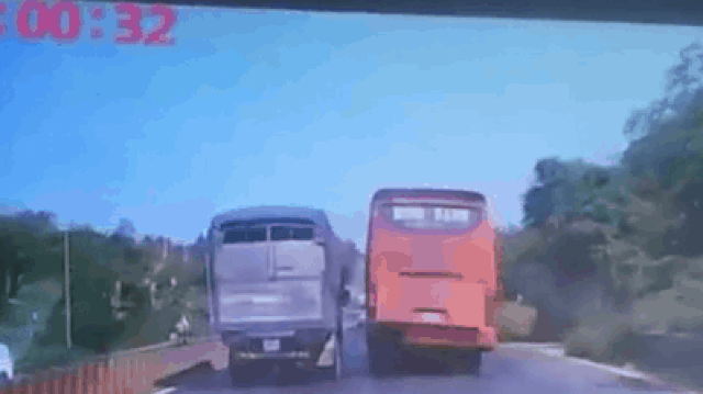 Video: Xe tải húc xe khách 'ngã ngửa' trên cao tốc Thái Nguyên – Chợ Mới