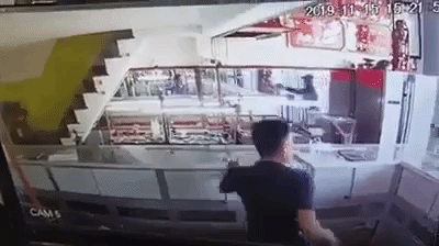 Clip thanh niên rút súng cướp tiệm vàng trong 1 phút ở Sài Gòn