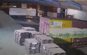 Video: Xe tải "vận đen", bị thùng container rơi từ trên cao trúng