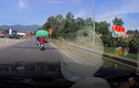 Video: Ôtô tải "phanh cháy đường" tránh xe máy chạy lấn làn
