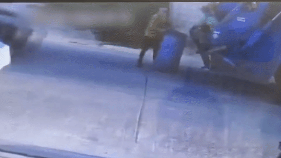 Video: Công nhân thoát nạn sau khi ôtô tông xe rác