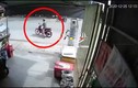 Video: Tự ngã xuống đường, người đàn ông bị xe ben cán thương tâm