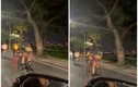Ăn mặc phản cảm đạp xe hồ Tây, cô gái làm netizen ngán ngẩm