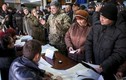 Hình ảnh dân Ukraine nô nức đi bỏ phiếu bầu cử