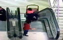 Video: Xe đẩy em bé lật trên thang cuốn, gây chấn thương nặng