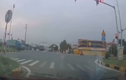 Video: Chở thanh niên vượt đèn đỏ, cô gái lao thẳng vào container