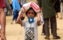 Video: Người dân vượt 10 km đường rừng để nhận hàng cứu trợ