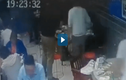 Video: Lửa bùng lên khi người đàn ông hút thuốc trong nhà hàng