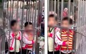 Đôi vợ chồng Trung Quốc nhốt con vào lồng thép vì sợ lạc