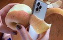 Tranh cãi nảy lửa: Cạnh iPhone 12 sắc đến mức... gọt được táo?