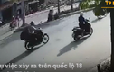 Video: Tông vào dải phân cách, tài xế xe máy tử vong