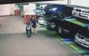 Video: Quên kéo phanh tay, ô tô suýt chèn trúng người đàn ông