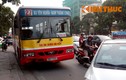Xe buýt “đóng đinh” taxi, 1 người nhập viện
