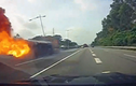 Video: Xe bồn mất lái, bốc cháy ngùn ngụt vì tài xế mải nghịch điện thoại