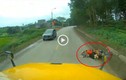 Video: Pha đánh lái “xuất thần” cứu sống 3 mẹ con ngã trước đầu xe container