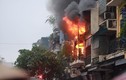 Ngôi nhà trên phố cổ Hà Nội bốc cháy dữ dội 