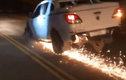 Video: Chạy trốn CSGT, xe bán tải gãy bánh phóng tóe lửa trên đường