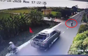 Video: Xe bán tải tông cháu bé sang đường bay xuống mương