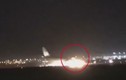 Video: Máy bay hạ cánh bằng mũi, đường băng tóe lửa