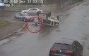 Video: Ô tô bị đâm lộn ngược, tài xế thoát ra một cách thần kỳ