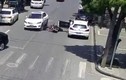 Video: Mở cửa ô tô vô ý thức, nữ tài xế gây tai nạn kinh hoàng