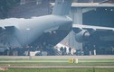 Hàng trăm mật vụ Mỹ bước ra khỏi C-17 xuống sân bay Nội Bài
