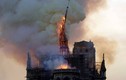 Tháp chuông Nhà thờ Đức bà Paris sụp đổ trong biển lửa