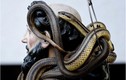 Tượng thánh phủ đầy rắn sống diễu hành trong lễ hội ở Italy