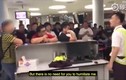 Trễ chuyến bay, khách Trung Quốc ép tiếp viên quỳ gối xin lỗi