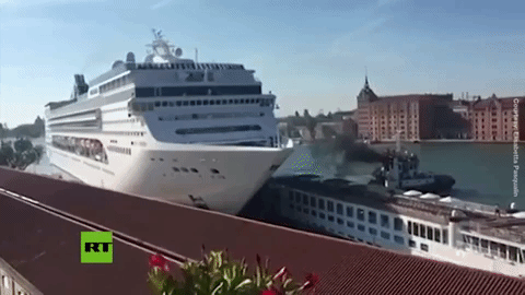 Cận cảnh du thuyền khổng lồ đâm vào bến cảng ở Venice