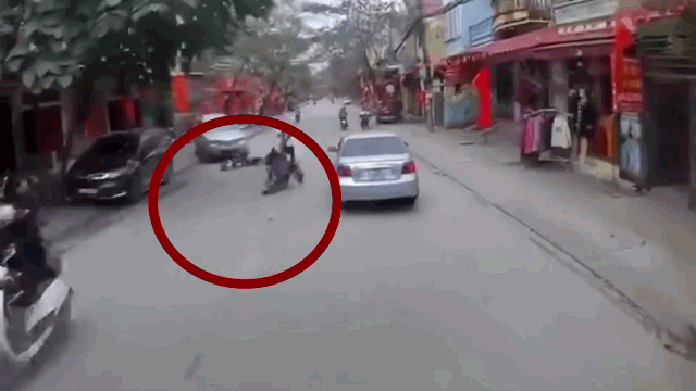 Video: Tài xế ô tô đánh lái xuất thần, cứu mạng nữ sinh
