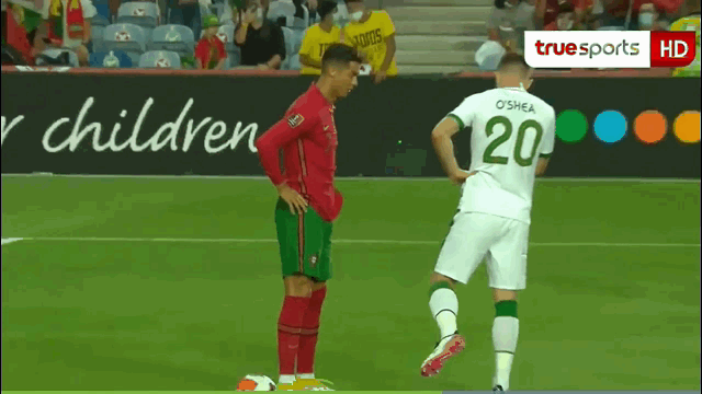 Clip: Bị gạt bóng khỏi chấm 11m, Ronaldo thẳng tay tát đối thủ 