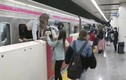Nhật Bản: Khách nhảy khỏi cửa sổ tàu điện ngầm để trốn kẻ sát nhân