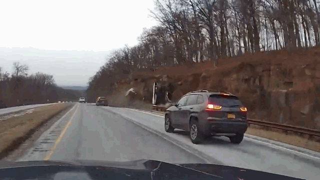 Video: Cố tình vượt ẩu, ô tô lao thẳng vào vách núi bên đường