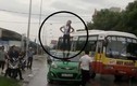 Thực hư thiếu nữ ngáo đá nhảy múa trên nóc xe taxi ở Hải Dương