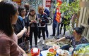 Video: Xếp hàng 30 phút chỉ để ăn một bát bún ngan tại Hà Nội