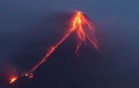 Dòng dung nham đỏ rực gây khiếp đảm từ núi lửa Philippines