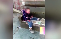 Video: Sốc cảnh cậu bé 4 tuổi ngồi phì phèo thuốc lá như người lớn