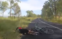 Video: Chuột túi từ đâu xuất hiện, bay thẳng vào đầu người đạp xe