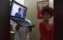Video: Xúc động kỳ lạ lễ ăn hỏi cô dâu đứng cạnh... laptop