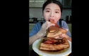 Video: Gái béo "phẫn nộ" khi gái xinh gặm cả cân thịt mỡ vẫn gầy