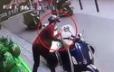 Video: "Nữ quái" phá khóa cốp xe Vespa, trộm đồ nhanh như cắt