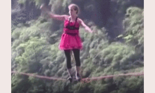 Video: Xem người đẹp mang giày cao gót đi thăng bằng ở độ cao 1300m